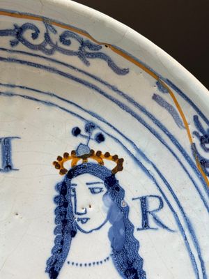 A rare London or Bristol polychrome Delftware 'William and Mary' dish, late 17th C. — photo 5