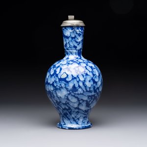 A rare Nevers pewter-mounted white-splashed blue-ground 'à la bougie' ewer with rope twist handle, France, late 17th C. — photo 4