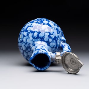 A rare Nevers pewter-mounted white-splashed blue-ground 'à la bougie' ewer with rope twist handle, France, late 17th C. — photo 5