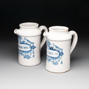 A rare pair of blue and white Dutch Delft albarello-shaped wet drug jars, early 18th C. — 照片 1