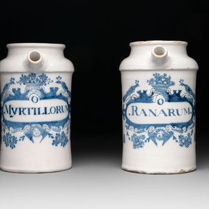 A rare pair of blue and white Dutch Delft albarello-shaped wet drug jars, early 18th C. — 照片 2