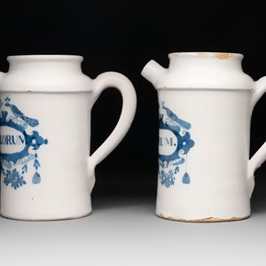 A rare pair of blue and white Dutch Delft albarello-shaped wet drug jars, early 18th C. — 照片 3
