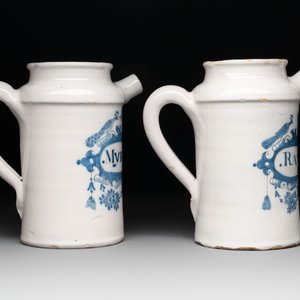 A rare pair of blue and white Dutch Delft albarello-shaped wet drug jars, early 18th C. — 照片 5