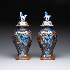 A rare pair of blue and white Dutch Delft brown-ground vases and covers, 18th C. — foto 1