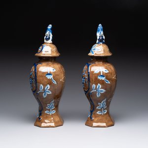 A rare pair of blue and white Dutch Delft brown-ground vases and covers, 18th C. — foto 2