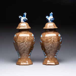 A rare pair of blue and white Dutch Delft brown-ground vases and covers, 18th C. — foto 3