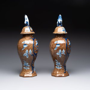 A rare pair of blue and white Dutch Delft brown-ground vases and covers, 18th C. — foto 4