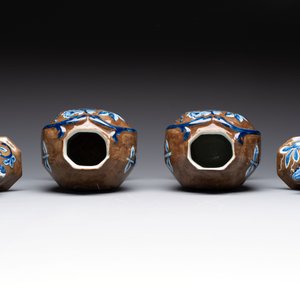 A rare pair of blue and white Dutch Delft brown-ground vases and covers, 18th C. — foto 5