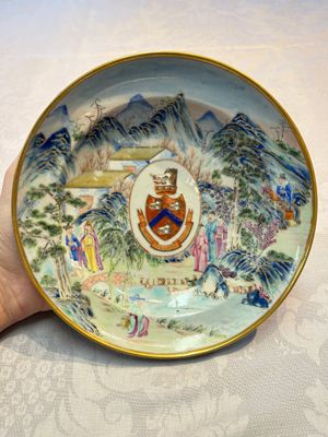 A rare pair of Chinese Canton famille rose armorial plates with the arms of Wight, ca. 1810 — 照片 1