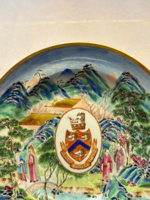A rare pair of Chinese Canton famille rose armorial plates with the arms of Wight, ca. 1810 — 照片 11