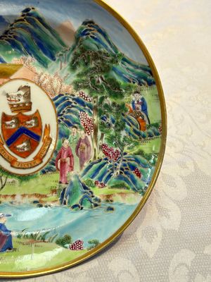 A rare pair of Chinese Canton famille rose armorial plates with the arms of Wight, ca. 1810 — 照片 12