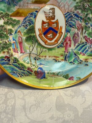 A rare pair of Chinese Canton famille rose armorial plates with the arms of Wight, ca. 1810 — 照片 13
