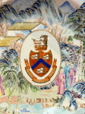 A rare pair of Chinese Canton famille rose armorial plates with the arms of Wight, ca. 1810 — 照片 2