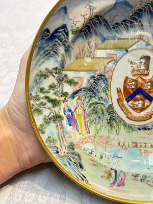 A rare pair of Chinese Canton famille rose armorial plates with the arms of Wight, ca. 1810 — 照片 3
