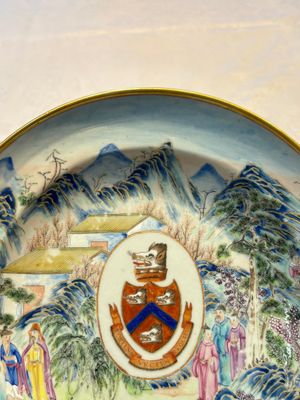 A rare pair of Chinese Canton famille rose armorial plates with the arms of Wight, ca. 1810 — 照片 4