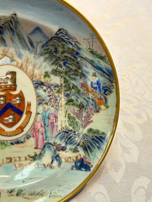 A rare pair of Chinese Canton famille rose armorial plates with the arms of Wight, ca. 1810 — 照片 5