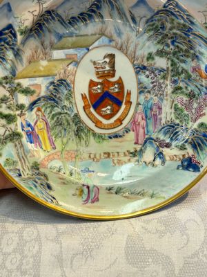 A rare pair of Chinese Canton famille rose armorial plates with the arms of Wight, ca. 1810 — 照片 6