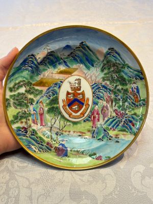 A rare pair of Chinese Canton famille rose armorial plates with the arms of Wight, ca. 1810 — 照片 8