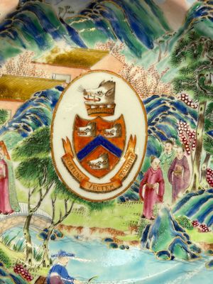 A rare pair of Chinese Canton famille rose armorial plates with the arms of Wight, ca. 1810 — 照片 9