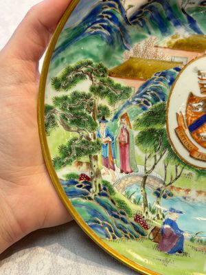 A rare pair of Chinese Canton famille rose armorial plates with the arms of Wight, ca. 1810 — 照片 10