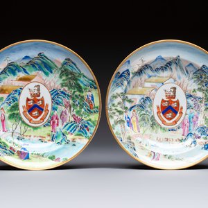 A rare pair of Chinese Canton famille rose armorial plates with the arms of Wight, ca. 1810 — 照片 1