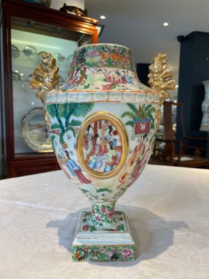 A rare pair of Chinese Canton famille rose export urns, 19th C. — photo 1