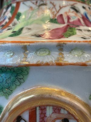 A rare pair of Chinese Canton famille rose export urns, 19th C. — photo 11