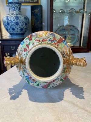 A rare pair of Chinese Canton famille rose export urns, 19th C. — photo 12