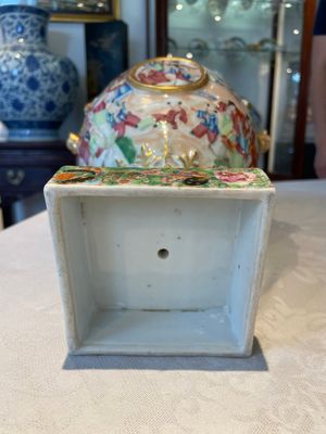 A rare pair of Chinese Canton famille rose export urns, 19th C. — photo 13