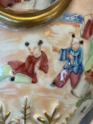 A rare pair of Chinese Canton famille rose export urns, 19th C. — photo 14