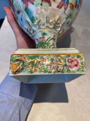 A rare pair of Chinese Canton famille rose export urns, 19th C. — photo 15