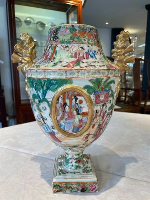 A rare pair of Chinese Canton famille rose export urns, 19th C. — photo 17
