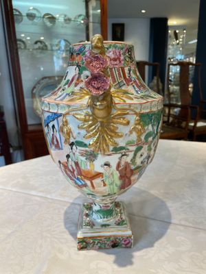 A rare pair of Chinese Canton famille rose export urns, 19th C. — photo 19