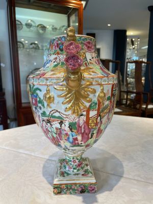 A rare pair of Chinese Canton famille rose export urns, 19th C. — photo 20