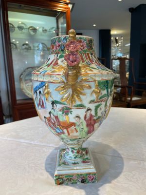 A rare pair of Chinese Canton famille rose export urns, 19th C. — photo 2