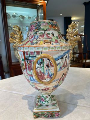 A rare pair of Chinese Canton famille rose export urns, 19th C. — photo 21
