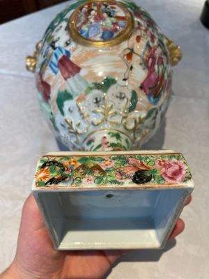 A rare pair of Chinese Canton famille rose export urns, 19th C. — photo 23