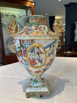 A rare pair of Chinese Canton famille rose export urns, 19th C. — photo 3