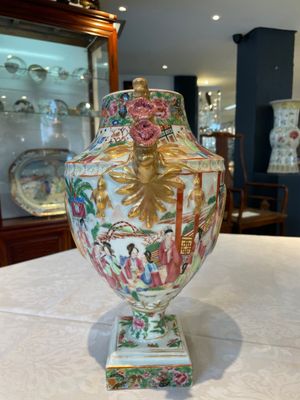 A rare pair of Chinese Canton famille rose export urns, 19th C. — photo 4