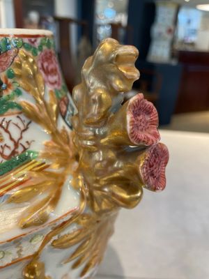 A rare pair of Chinese Canton famille rose export urns, 19th C. — photo 5