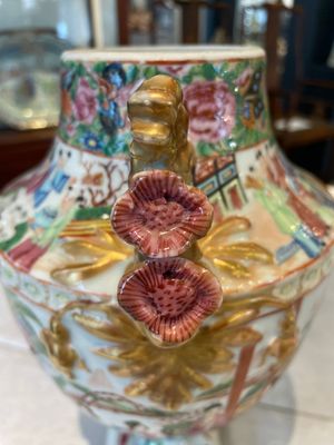 A rare pair of Chinese Canton famille rose export urns, 19th C. — photo 6