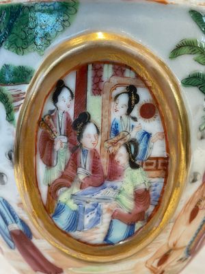 A rare pair of Chinese Canton famille rose export urns, 19th C. — photo 7