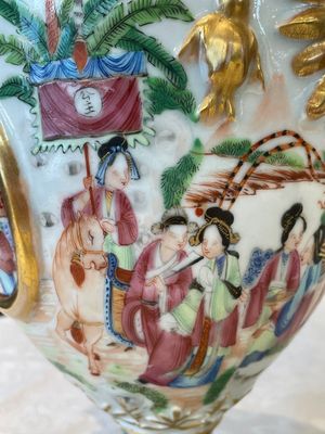 A rare pair of Chinese Canton famille rose export urns, 19th C. — photo 8