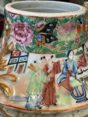 A rare pair of Chinese Canton famille rose export urns, 19th C. — photo 10