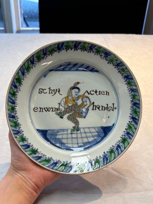 A rare pair of Chinese doucai 'Commedia dell’arte' 'South Sea Bubble' plates, Kangxi, ca. 1720 — foto 1