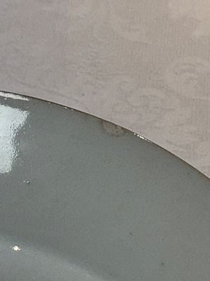 A rare pair of Chinese doucai 'Commedia dell’arte' 'South Sea Bubble' plates, Kangxi, ca. 1720 — foto 11