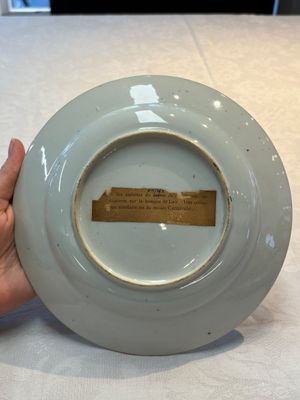 A rare pair of Chinese doucai 'Commedia dell’arte' 'South Sea Bubble' plates, Kangxi, ca. 1720 — foto 5