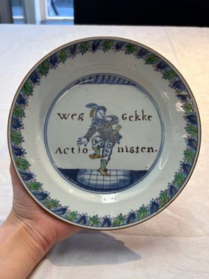 A rare pair of Chinese doucai 'Commedia dell’arte' 'South Sea Bubble' plates, Kangxi, ca. 1720 — foto 6
