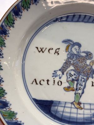 A rare pair of Chinese doucai 'Commedia dell’arte' 'South Sea Bubble' plates, Kangxi, ca. 1720 — foto 8