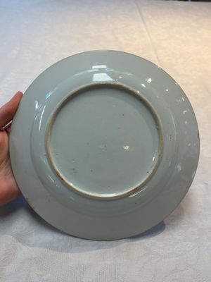 A rare pair of Chinese doucai 'Commedia dell’arte' 'South Sea Bubble' plates, Kangxi, ca. 1720 — foto 10